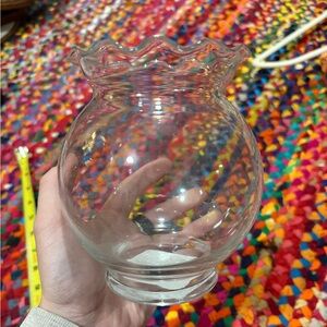CLEAR GLASS VASE W/ SCALLOPED EDGE
